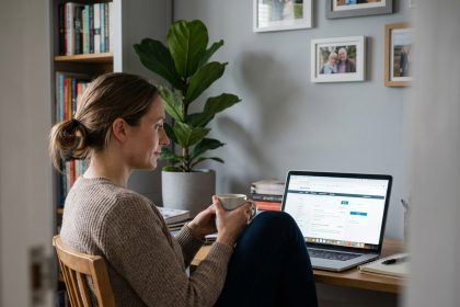 Femme en bureau &agrave; domicile regardant son ordinateur